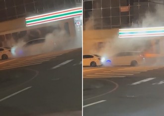 竹南轎車「原地燒胎」狂冒煙 網友：喪屍菸彈抽到屍變了