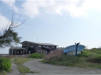 台西「海口生活館」淪蚊子館 成為流浪狗的樂園