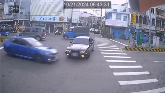 BMW左轉撞直行車衝進滷肉飯店 一年被撞2次老闆：可能東西太好吃