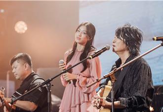 游鸿明不藏了！首次与正妹女儿同台合唱