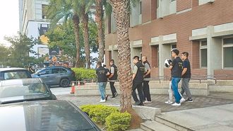 台中豪宅虐死案！警追查死者躺地板有盖被　3恶煞：以为他冷