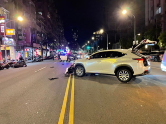 新店中央路自小客迴轉釀禍 機車騎士四肢顏面受創送醫