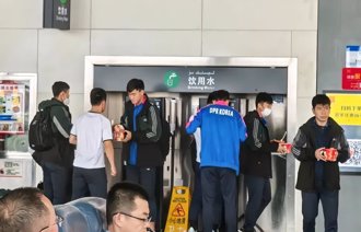 足球》北韓隊機場吃泡麵 陸球迷：國足憑啥吃海蔘包機住五星？