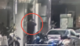 不满拉屎被抓！ 钟小平服务处看板遭他用立可白涂鸦