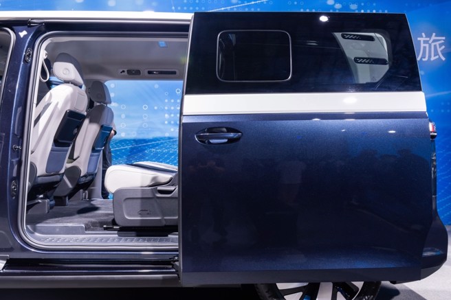 兩側電動滑門附Easy Open/Close感應式啟閉功能。（吳松翰攝）