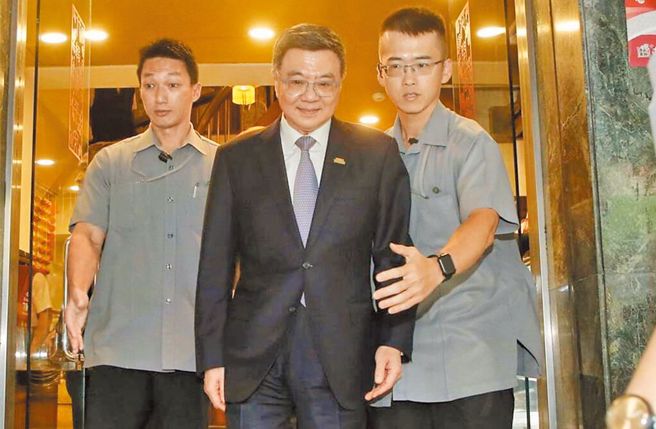 卓榮泰(中)「點菜說」挨轟舉例定位錯亂，政院應該是受監督的一方，卻把自己比喻成消費者，引喻失義。（示意圖／本報系資料照）