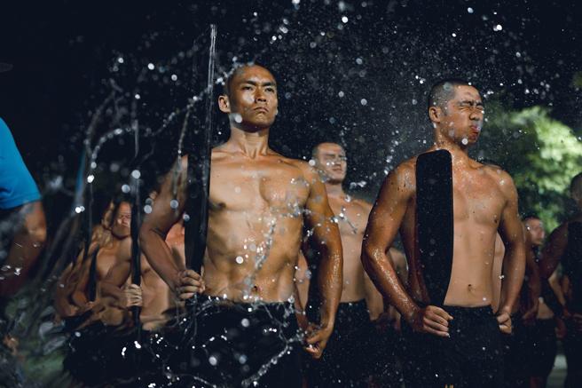 兩棲偵搜大隊偵搜專長班第158期綜合考驗週昨日深夜正式展開，學員們在寒風中通過助教潑灑冰水的洗禮，依舊昂然挺立、眼神剛毅，宣告面對長達6天5夜挑戰毅力極限的成蛙之路，已做好萬全準備。（記者陳怡璿攝）