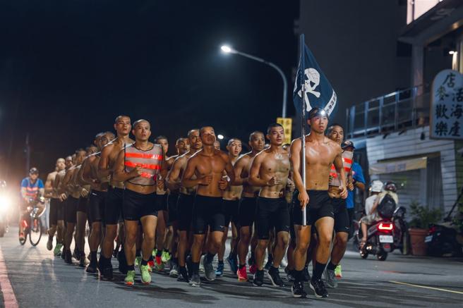   學員於黑夜中展開30公里長跑訓練，磨練意志力。（記者陳怡璿攝）