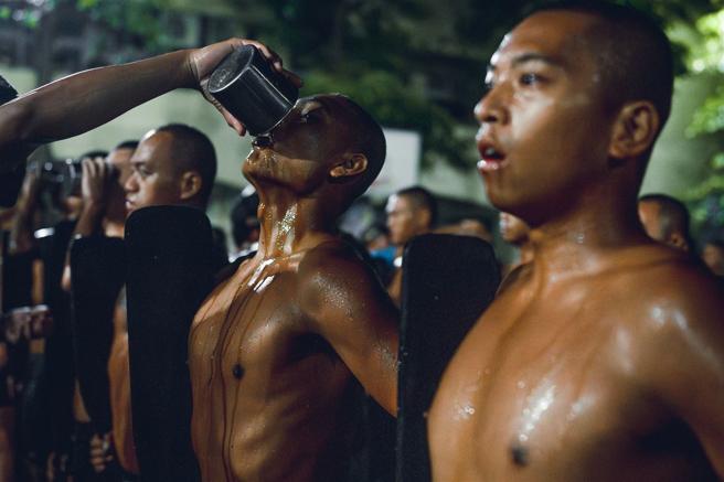  助教讓學員喝下苦茶，期許在後續的課程訓練能夠「先苦後甘」。
（記者陳怡璿攝）