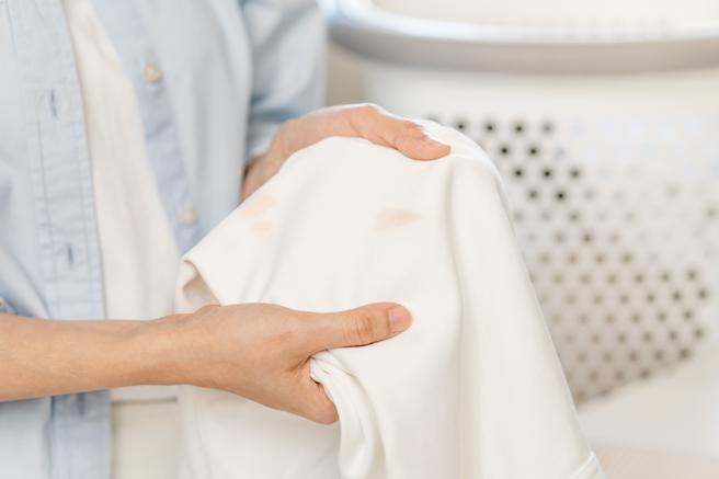 有网友分享衣物沾到食物油渍后，涂抹1项好物就能洁白如新，瞬间吸引破万人按讚。（示意图，shutterstock／达志）