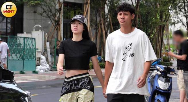各务孝太和宋宋（左）上个月被拍到手牵手。（图／CTWANT周刊王）