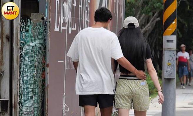 各务孝太和宋宋（左）还亲密搂腰。（图／CTWANT周刊王）