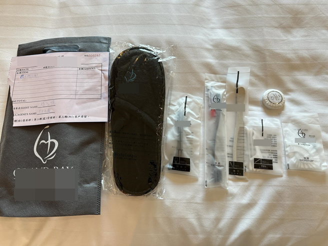 明年起住饭店不再提供一次性备品，但有女子到垦丁花了100元买一次性拖鞋。（图／翻摄自爆料公社）