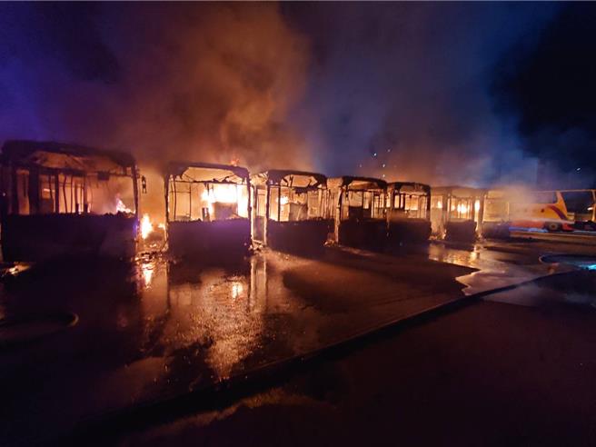 台中市凌晨傳出驚人火警，北屯區景和街某處停車場電動巴士起火，現場連燒9輛電巴，火勢相當猛烈，經布水搶救約1小時撲滅火勢。（民眾提供／潘虹恩台中傳真）