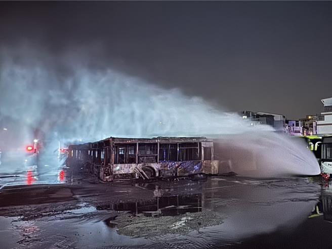 台中市凌晨傳出驚人火警，北屯區景和街某處停車場電動巴士起火，現場連燒9輛電巴，火勢相當猛烈，經布水搶救約1小時撲滅火勢。（民眾提供／潘虹恩台中傳真）