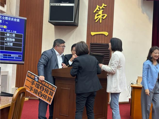 财划法修正，立委蔡易余发言引爆朝野衝突。(图／吴静君摄)