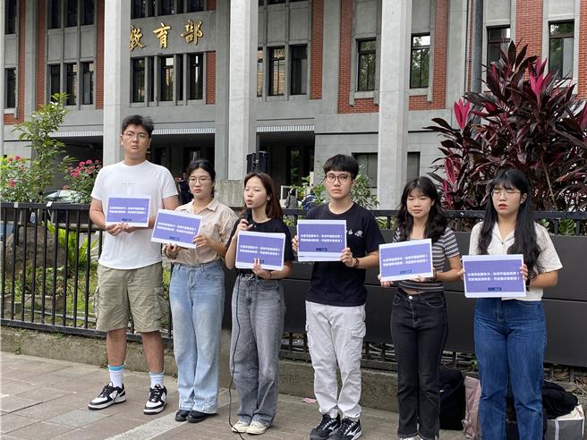 台灣學生聯合會成員今天到教育部前陳情，各大專校院現行提供學生領取生理用品並不方便，有必要改進。（林志成攝）