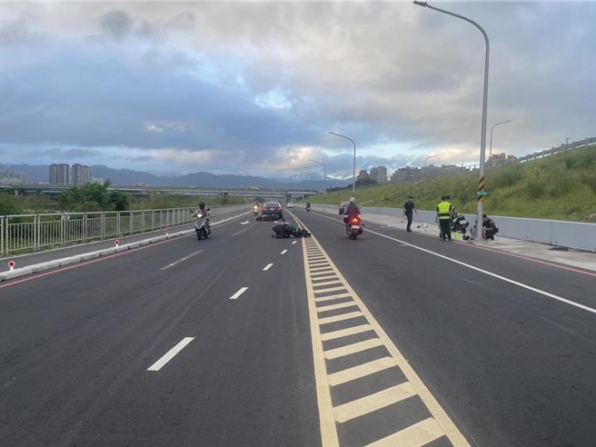 18岁蔡姓男子今（21）日清晨骑车载17岁黄姓少女，行经板桥区环汉路21号越道，不慎擦撞同向21岁陈姓男子机车，2车3人倒地。（板桥警分局提供）