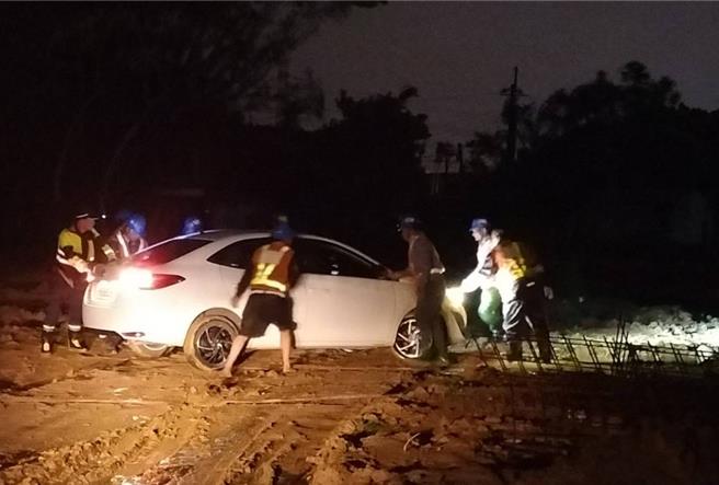 桃園市蘆竹分局外社派出所日前接獲報案指出車陷入泥濘無法掙脫，警方到場協力救援。（蘆竹警分局提供）