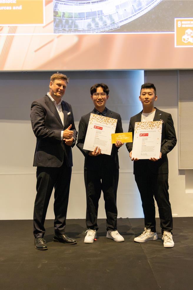 台科大建筑所学生林家纬（右）、刘子谦（中）赴米兰领取2024年德国iF学生设计奖，与iF执行长Uwe Cremering（左）合影。（台科大提供／林志成台北传真）