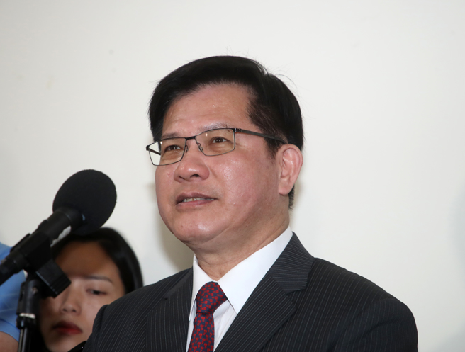 立法院外交及国防委员会21日邀请外交部长林佳龙（见图）报告业务概况，列席的林佳龙于会前受访。（刘宗龙摄）