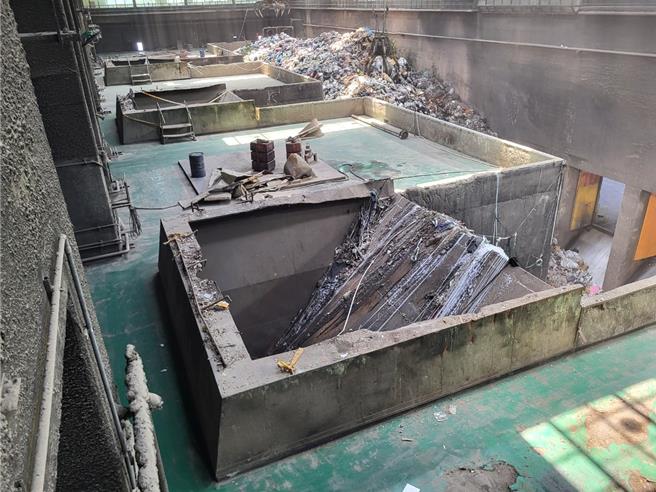 蘇姓等3名受岡山垃圾焚化廠委託的吊車操作員為了牟利，竟然竊取銷毀違規的菸品一批，圖為焚化廠內部情形。（檢方提供／林瑞益高雄傳真）