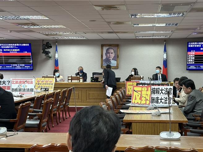 立法院司法及法制委员会今上午审查宪法诉讼法第4条条文修正草案等案，民进党立委在会议一开始就轮番程序发言拖延议事，蓝绿唇枪舌战。（杨亚璇摄）