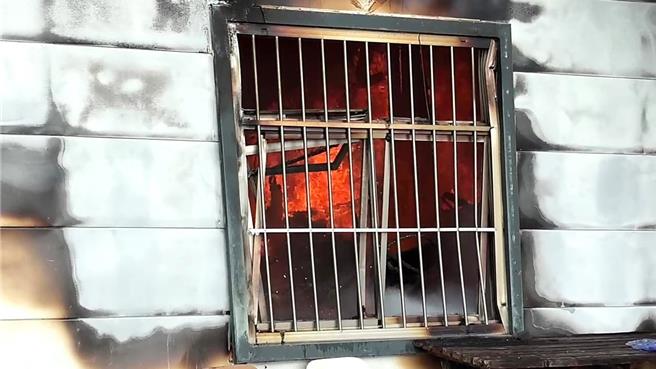 民宅內堆放大量易燃物，火勢一發不可收拾。（蕭嘉蕙攝）