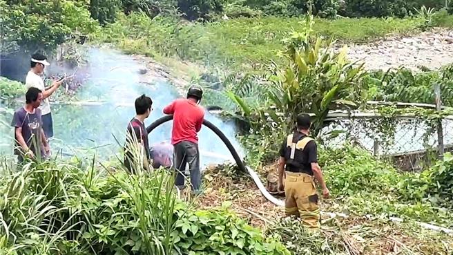 消防隊汲取農田蓄水池水進行灌救。（蕭嘉蕙攝）