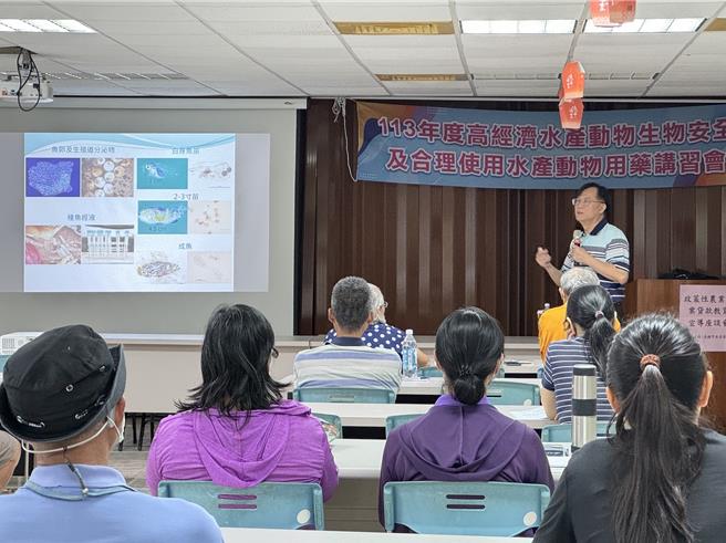 高雄市农业局动物保护处于21日在永安区渔会举办「高经济水产动物生物安全及合理使用水产动物用药」讲习会。（动保处提供／林瑞益高雄传真）
