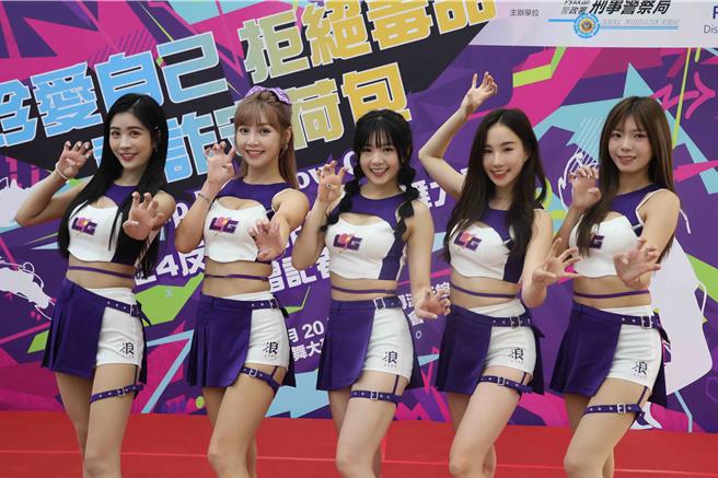 电豹女们一起合影做宣导。（想想时间有限公司提供）