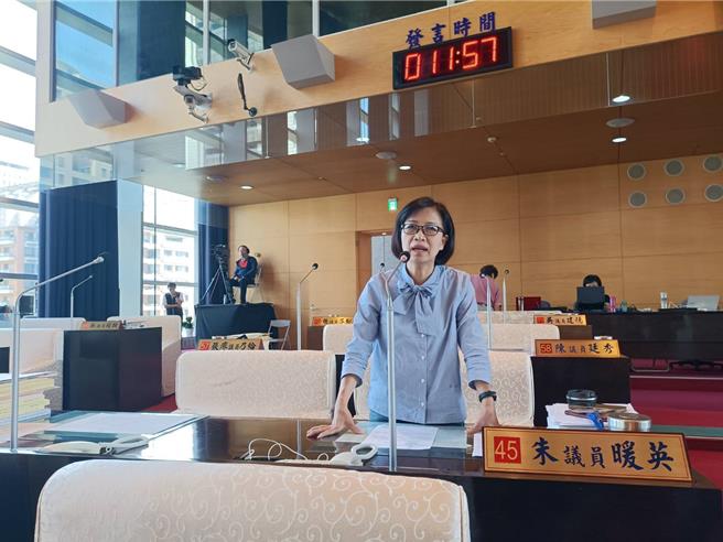 国民党议员朱暖英指出，前市长林佳龙执政时，顾问方升茂死都不肯列席，所以顾问是不需列席。（陈淑娥摄）