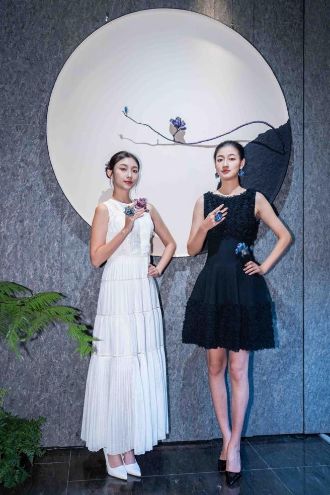 模特兒示範AKACHEN珠寶可佩戴在身上，也可融入畫作當中。（石智中攝）