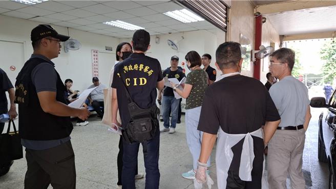 台南檢警人員為確認鹽水溪無名屍身分，21日在台南市立殯儀館相驗。（程炳璋攝）