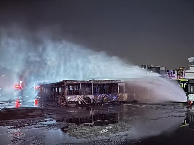 台中市北屯区景和街某处停车场21日凌晨传出惊人火警，停放的电动巴士起火，现场连烧9辆电巴，火势相当猛烈，经布水抢救约1小时扑灭火势。（民眾提供／潘虹恩台中传真）
