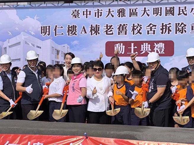 市長盧秀燕、立委楊瓊瓔等人持鏟動土。（李京昇攝）