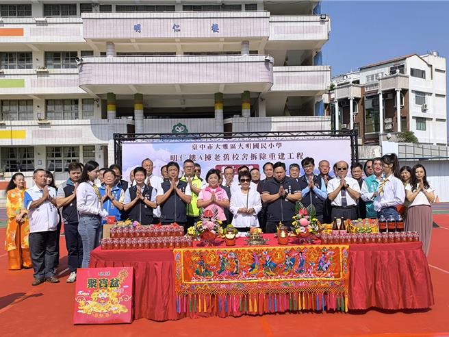 眾人祈求工程順利。（李京昇攝）