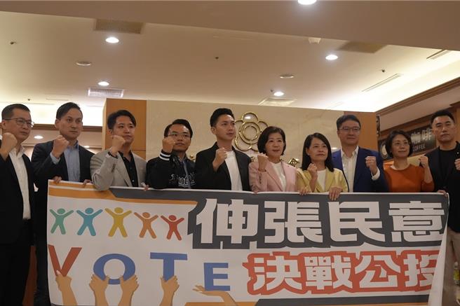 国民党立委罗智强今与洪孟楷、王育敏等38名蓝委召开记者会，宣布推动《公投法》修法。（罗智强办公室提供）