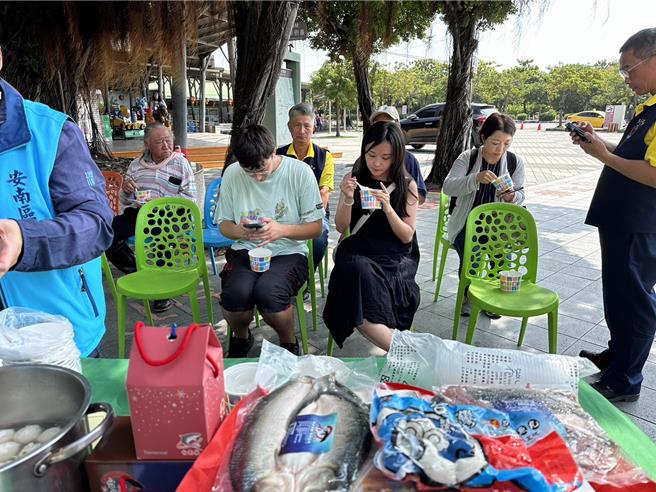 台南市安南區江舉辦虱目魚節活動，宣傳會上民眾大啖虱目魚粥小吃。（安南區公所提供／程炳璋台南傳真）