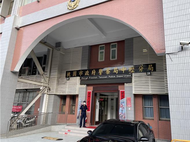 桃園市中壢區節制今年10月，共舉發117件遮蔽車輛號牌案件，總罰金額逾28萬元，19日凌晨3時許，更有1輛以口罩遮擋號牌的機車，於中壢新生路上狂飆，警方上前攔查，該機車甚至還拒檢加速逃逸。（本報資料照片）