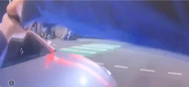 林姓男子誤以為坐在副駕駛座的友人是通緝犯，竟拒檢還加速逃逸，期間連闖多個紅燈，不過最後仍被警方攔下並舉槍喝令下車逮捕。（警方提供／陳育賢新竹傳真）