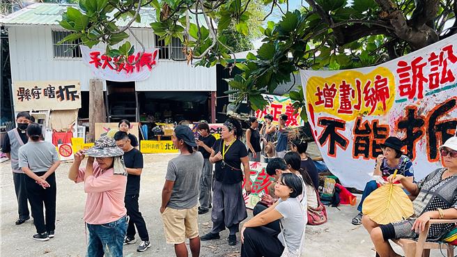 反反反行动联盟发起「反拆屋护家园」行动，力挺反美丽湾渡假村案大将林淑玲一家，百人齐聚声援。（萧嘉蕙摄）