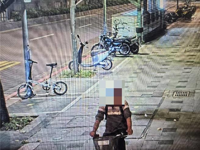竊賊偷竊後騎共享單車逃離現場。（民眾提供）