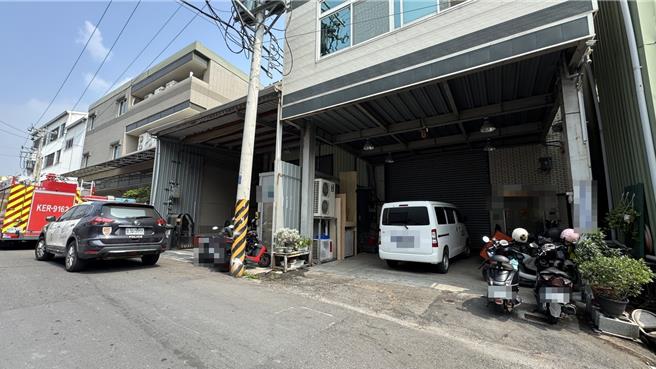 高雄凤山中药包工厂惊传意外，40岁女员工手指遭机器夹断，消防人员获报赶抵，紧急将人送医，详细意外原因有待厘清。（民眾提供／纪爰高雄传真）