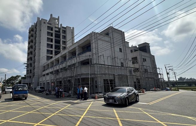 台中市外埔区中山路与长生路路口，因邻近铁山、中山里地区的新建案逐渐增多，交通流量日益繁忙。（李京升摄）