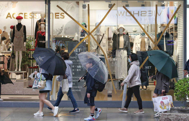 准颱风潭美今有机会成颱，中央气象署表示，潭美颱风周四北转角度是关键。（图／示意图，记者王英豪摄影）