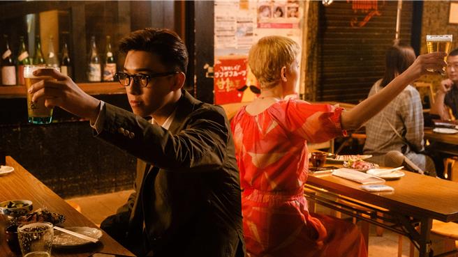 吴君如在《我谈的那场恋爱》中玩交友软体不慎晕船。（甲上娱乐提供）