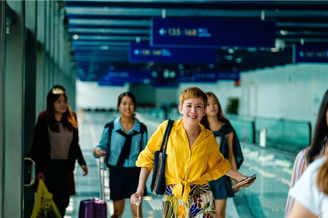 张天赋（左）与吴君如在《我谈的那场恋爱》中展开一场虚实交错的机智浪漫骗局。（甲上娱乐提供）