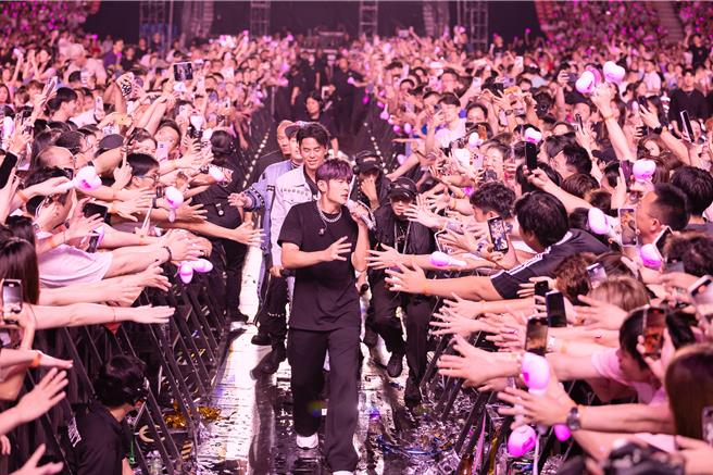 周杰伦在新加坡「嘉年华」演唱会上与歌迷互动，相当亲民。（杰威尔音乐提供）
