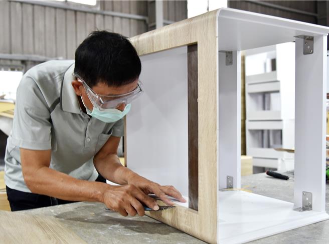 现年67岁的陈胜强，因从小对木作有兴趣，2年前退休后，报名参加劳动部劳动力发展署云嘉南分署职前训练课程学木工。（云嘉南分署提供／张毓翎台南传真）